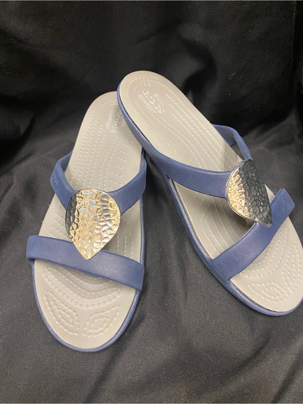 NWOT. CROCS Retired Sanrah Hammered Tear Drop Sandal. Size 7W